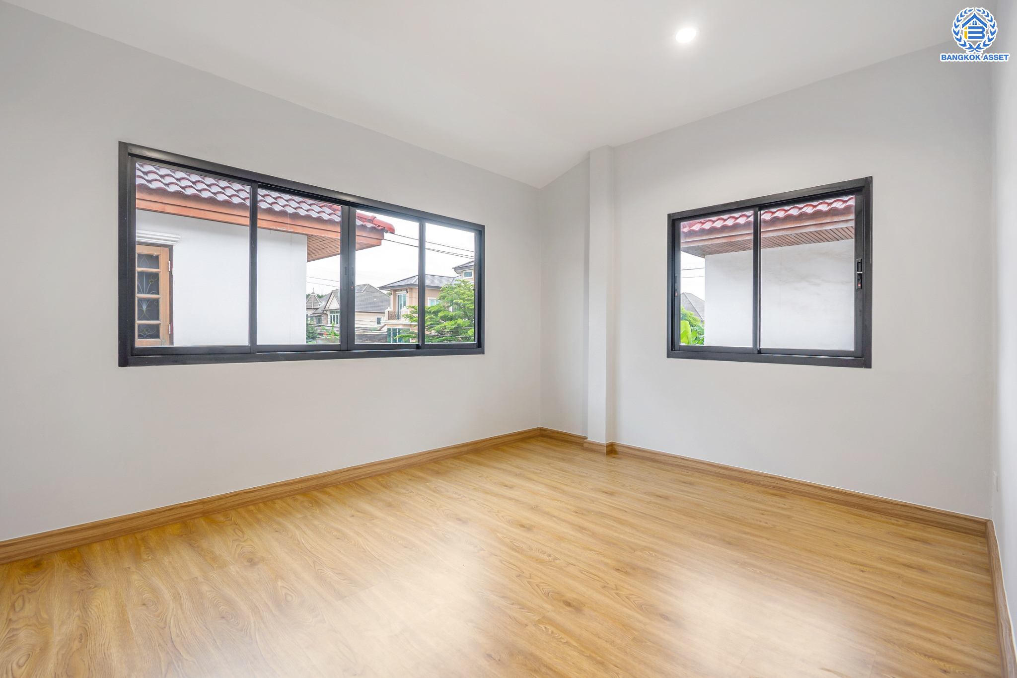 บ้านมือสองตกแต่งใหม่ ม.บ้านสาวิตรี พุทธมณฑลสาย3 หลังมุม เนื้อที่ 54.2 ตร.ว. ฟังก์ชัน 3 ห้องนอน 2 ห้องน้ำ จอดรถได้ 2 คัน บนทำเลใกล้ทางคู่ขนานลอยฟ้าบรมราชชนนี ม.มหิดล เซ็นทรัลศาลายา และรายล้อมด้วยสิ่งอำนวยความสะดวกครบ!…